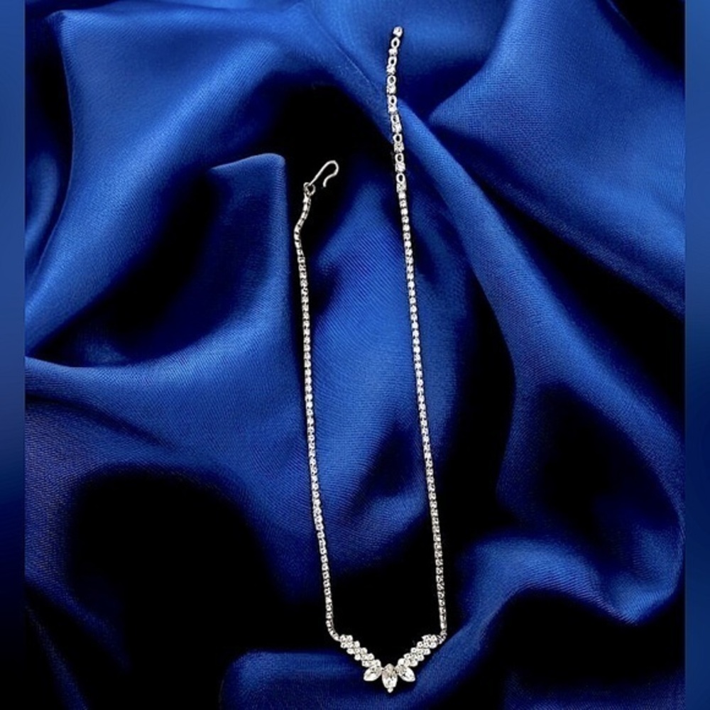Sparkling art deco designed necklace, crystal squares chain & V shape centre 💎💎💎